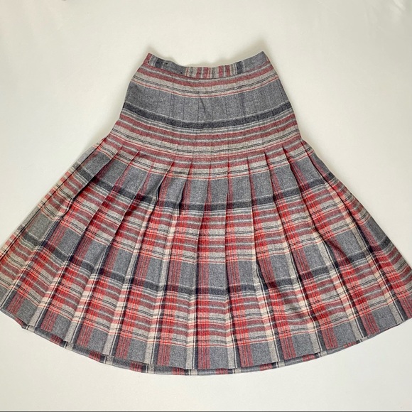 Pendleton Vintage Red and Grey Plaid Wool Skirt. Size 10 (vintage 10). USA Made. - Picture 4 of 11